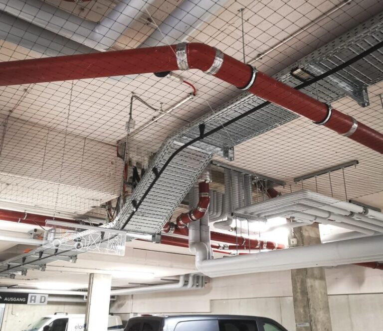 professionelle Taubenabwehr in einer Tiefgarage. Ein Netzsystem um das Anfliegen von Tauben an die Kabeltrassen zu unterbinden. So sieht fachmännische Arbeit aus: Ob Taubenabwehr in Duisburg, Taubenabwehr in Gelsenkirchen oder Taubenabwehr in Dortmund. Tauben können dadurch nicht mehr in der Tiefgarage oder im Parkhaus nisten.