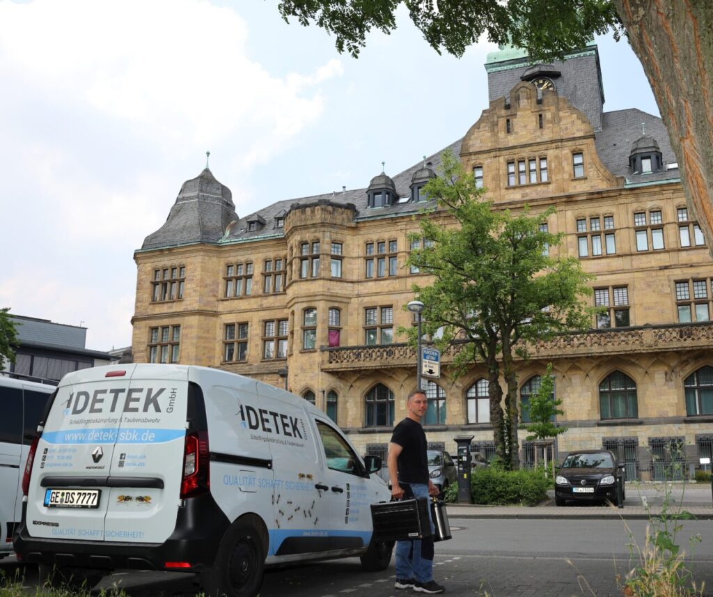 Kammerjäger von DETEK Schädlingsbekämpfung vor dem Rathaus in Recklinghausen, bereit für den Einsatz zur Schädlingsbekämpfung.