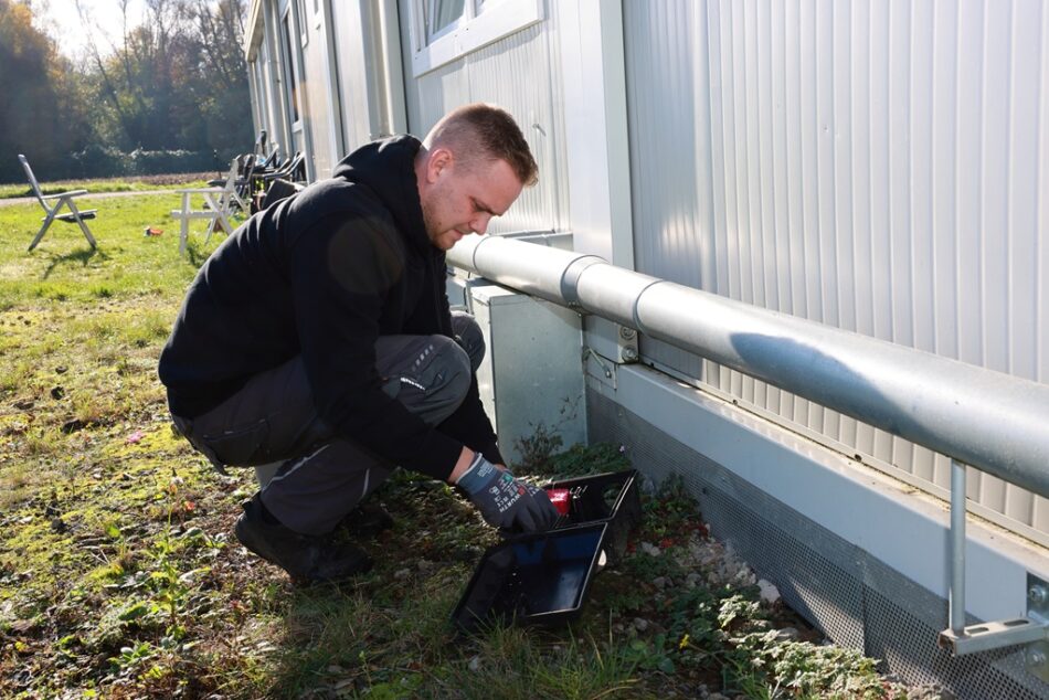 effektive und langfristige Rattenbekämpfung. Schädlingsbekämpfer kontrolliert die aufgestellten Köderstationen.