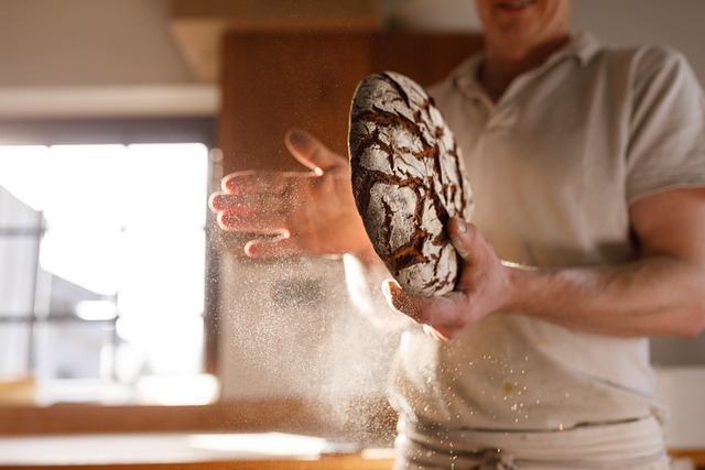 Bäcker bei der Arbeit in einer Bäckerei – Regelmäßiges Schädlingsmonitoring sorgt für höchste Hygienestandards und Produktsicherheit.