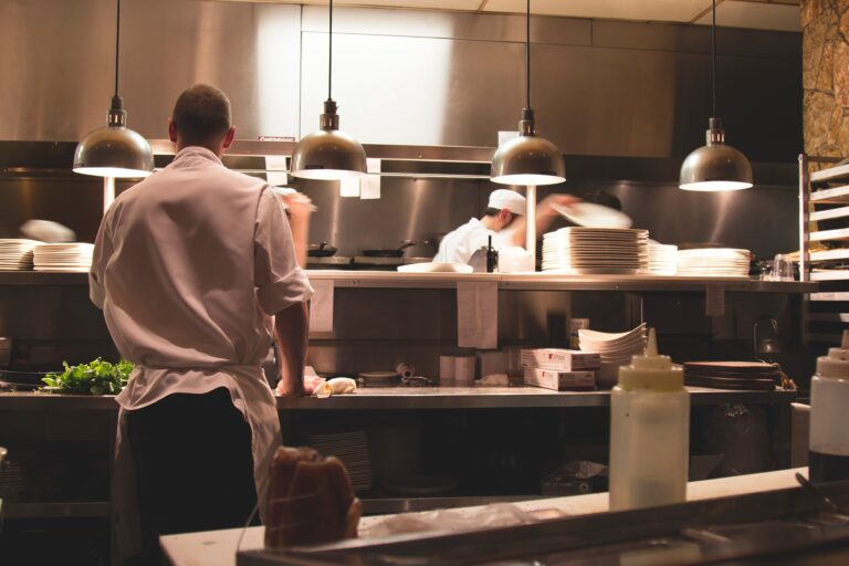 Hygienische und gut organisierte Hotelküche mit moderner Ausstattung – ein zentraler Bereich für Lebensmittelsicherheit, HACCP-Standards sowie effektive Schädlingsbekämpfung und Schädlingsmonitoring zur Prävention von Schädlingen.